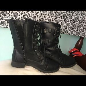 Adorable Black combat boots!! Size 7-8